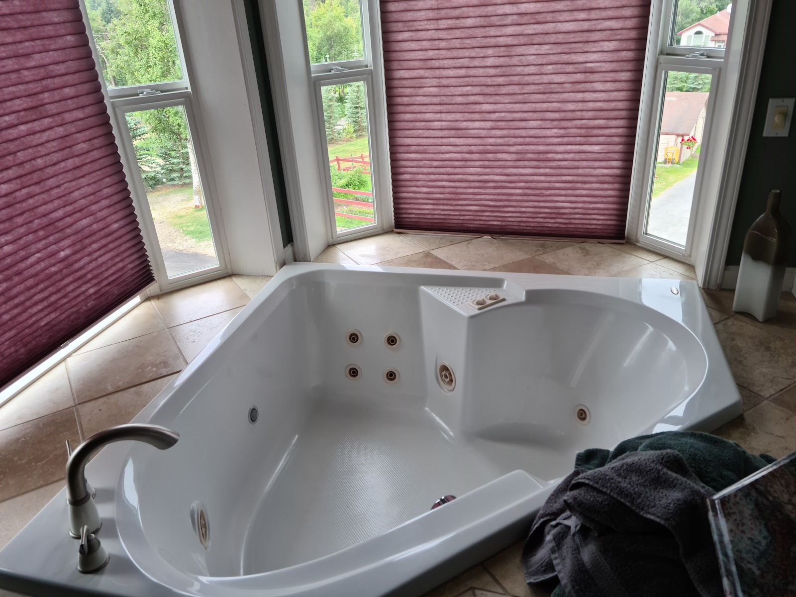 In-room jacuzzi at Alaska Sundance Retreat Bed & Breakfast in Anchorage