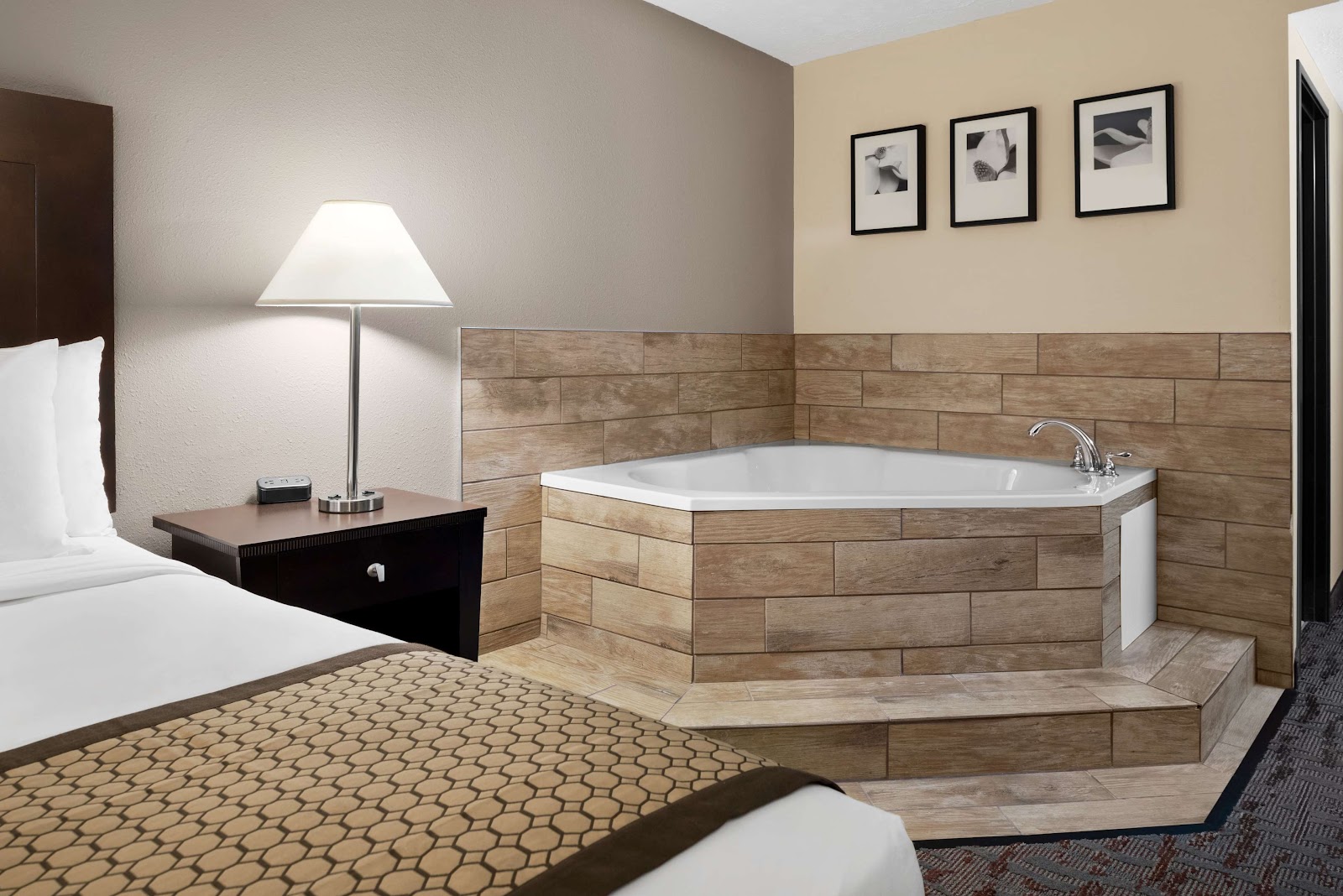 In-room jacuzzi at Baymont by Wyndham Belleville Airport Area in Belleville