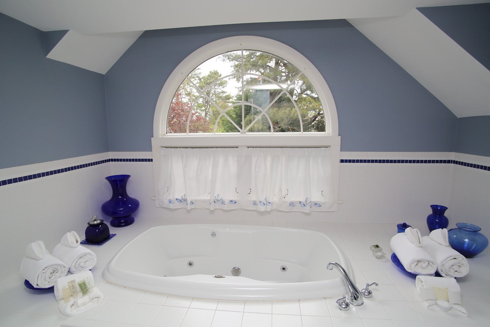 In-room jacuzzi at Captain's House Inn in Chatham