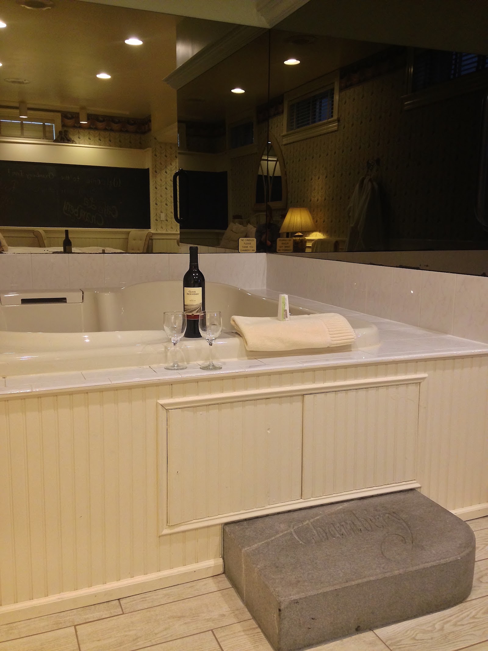 In-room jacuzzi at Chambery Inn in Lee