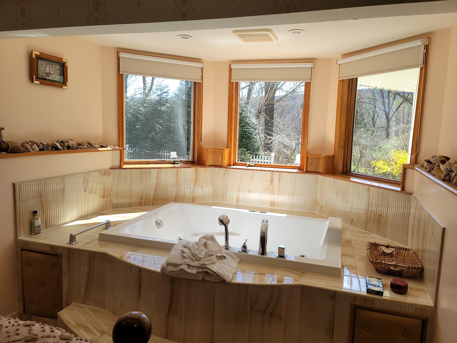 In-room jacuzzi at Cherry Valley Manor in Stroudsburg
