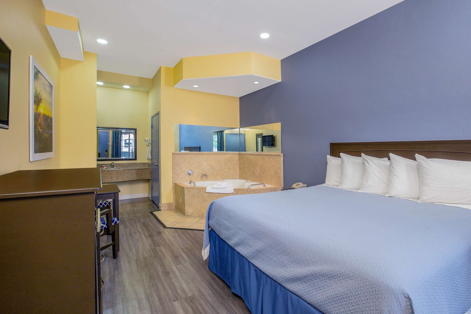 In-room jacuzzi at Days Inn by Wyndham Banning Casino/Outlet Mall in Banning