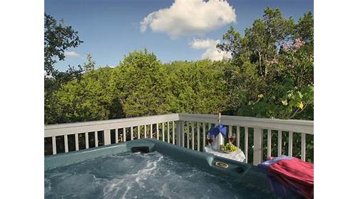 In-room jacuzzi at Equinox Inn At Canyon Lake in Canyon Lake