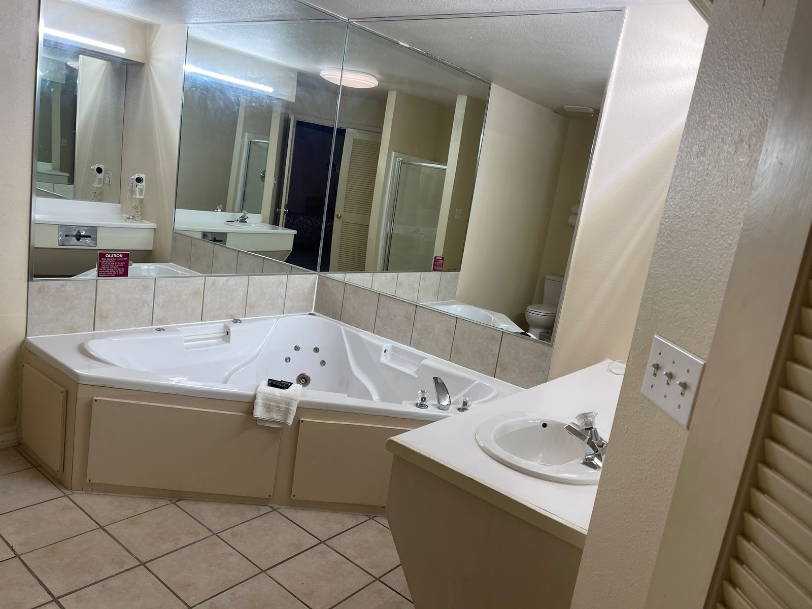 In-room jacuzzi at Lakeside Inn & Suites By Oyo Mathis I 37 in Mathis