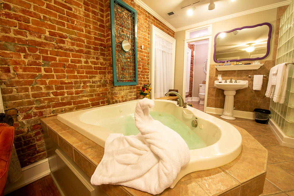 In-room jacuzzi at Main Street Inn Bed and Breakfast in Parkville
