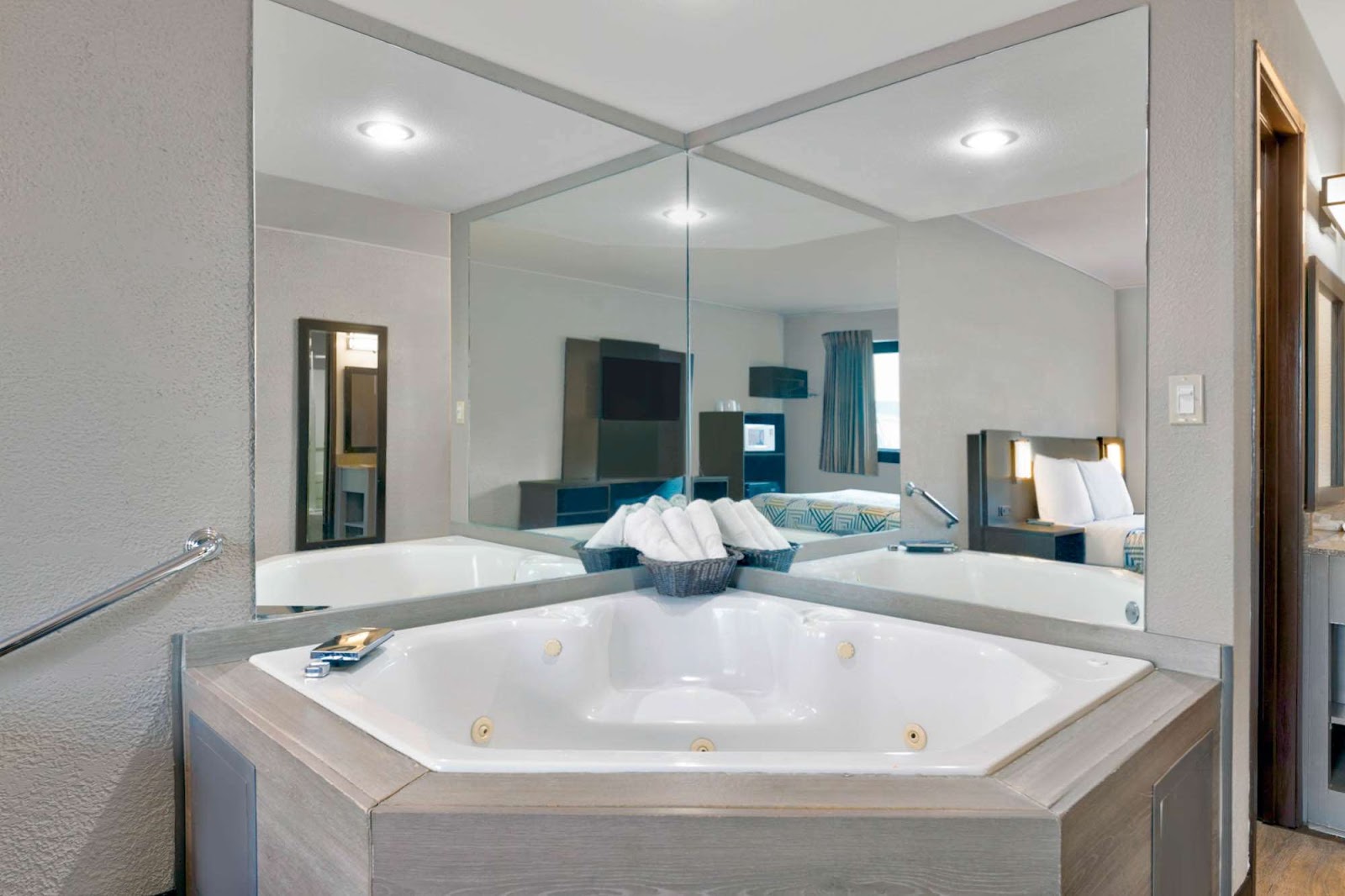 In-room jacuzzi at Motel 6 Cedar Rapids - Airport in Cedar Rapids