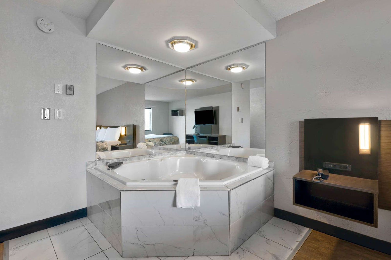 In-room jacuzzi at Motel 6 Oak Creek Wi in Oak Creek