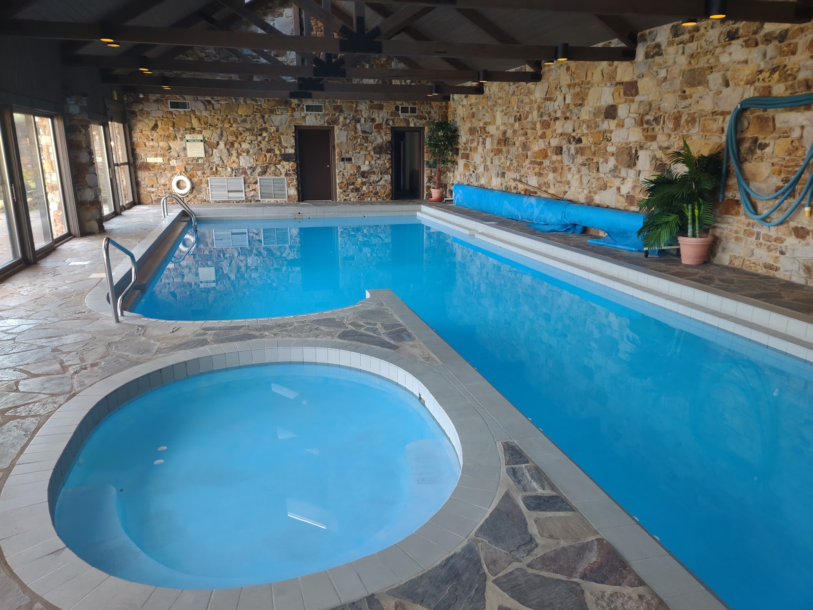 In-room jacuzzi at Oak Lodge in Stahlstown