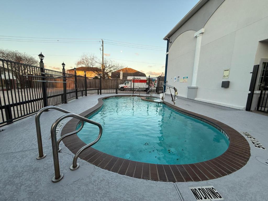 In-room jacuzzi at Regency Inn & Suites - Baytown in Baytown