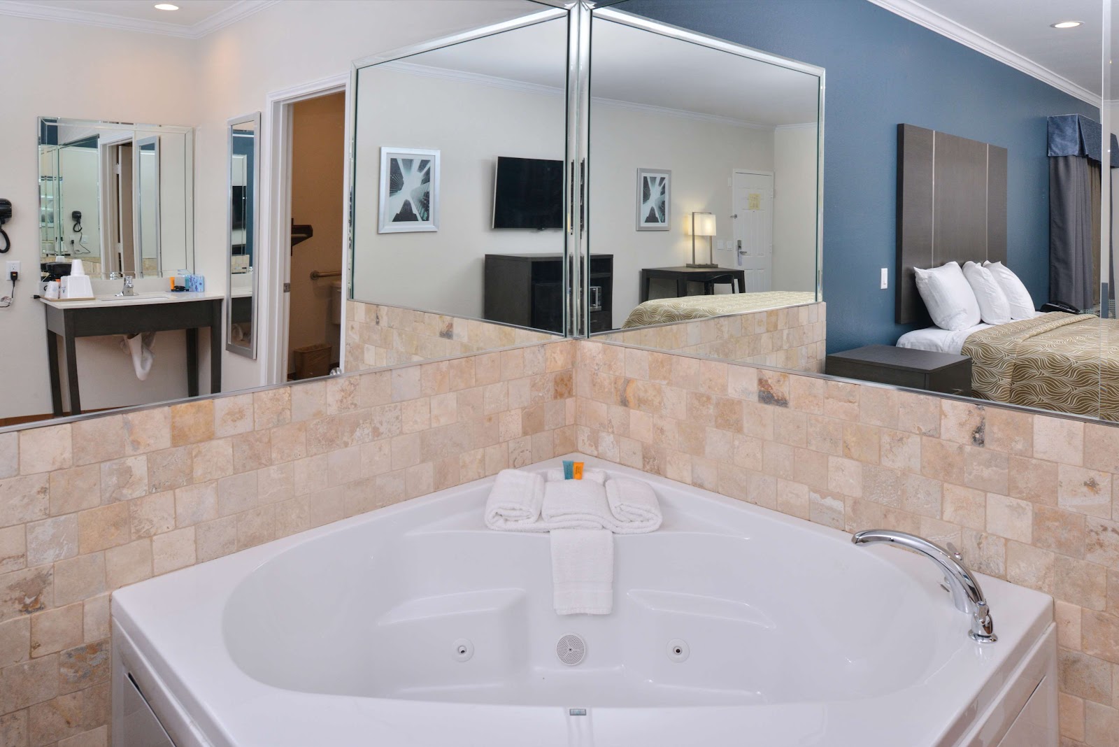In-room jacuzzi at Regency Inn and Suites in Houston