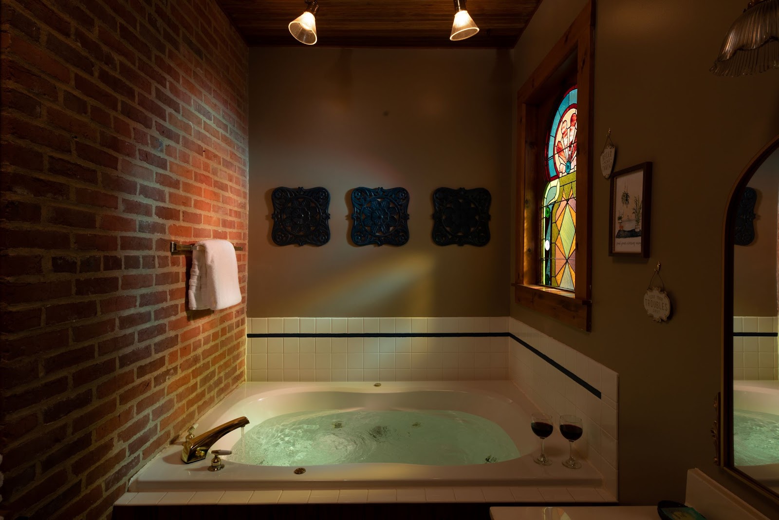 In-room jacuzzi at Riverboat Suites in Galena