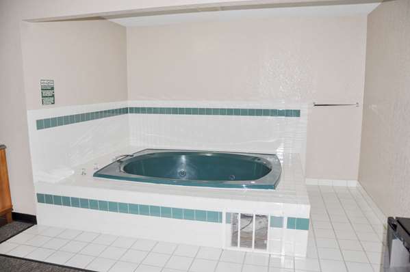 In-room jacuzzi at Rodeway Inn in Fargo