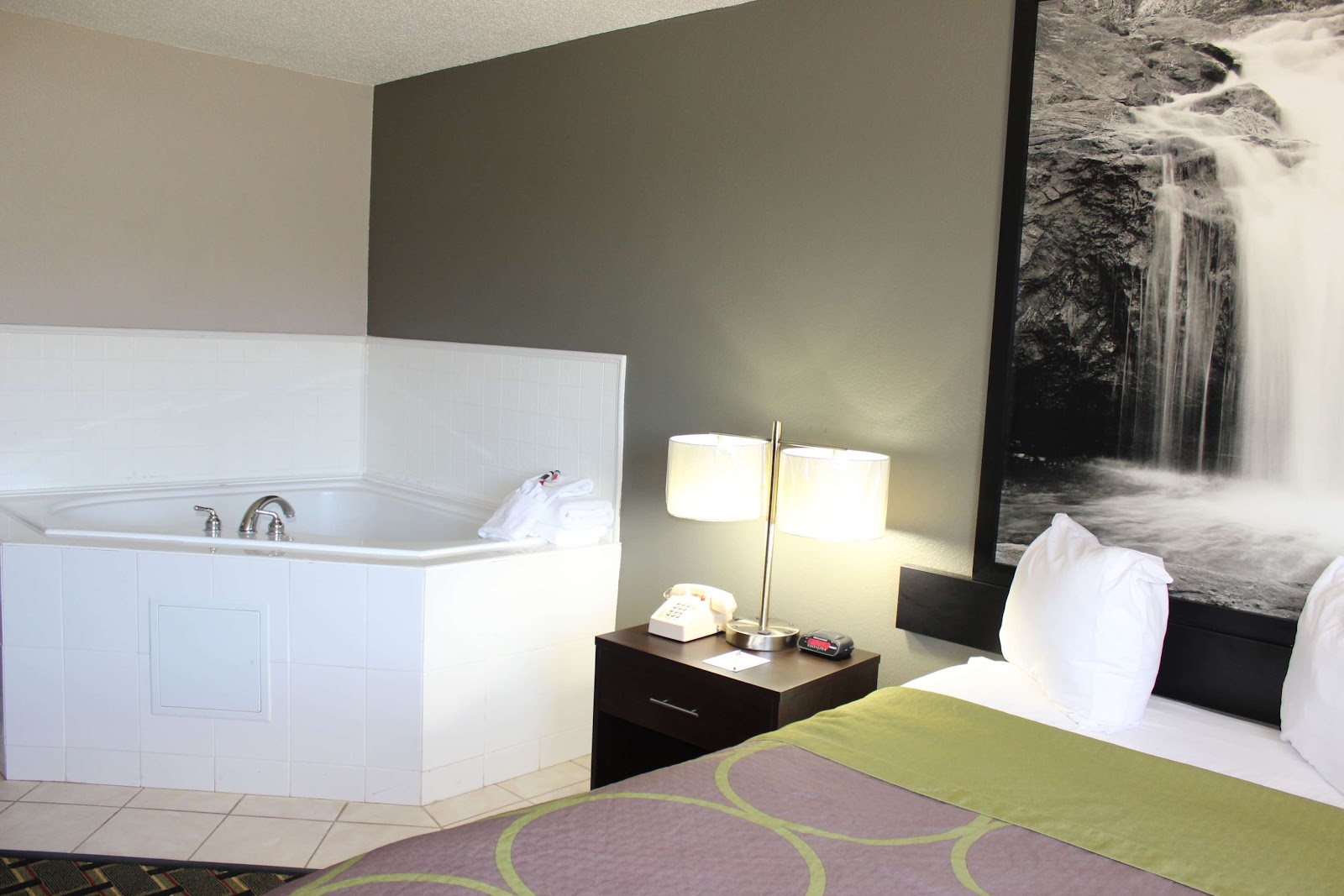 In-room jacuzzi at Super 8 by Wyndham Wyoming/Grand Rapids Area in Wyoming