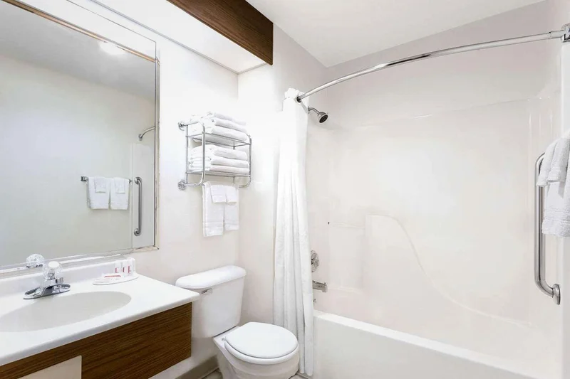 Hotels with jacuzzi in room in Antigo