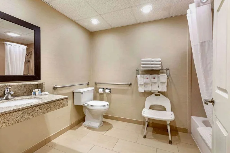 Hotels with jacuzzi in room in Auburn