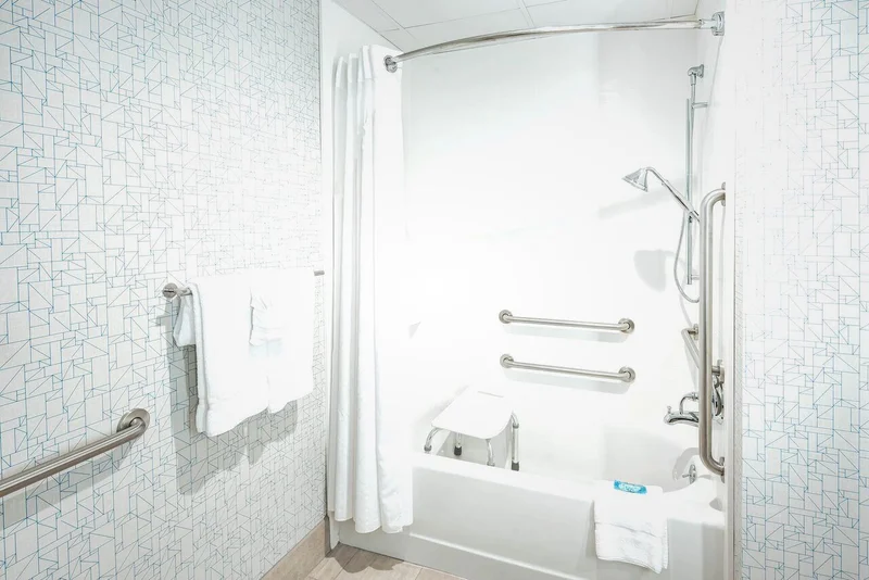 Hotels with jacuzzi in room in Avenel