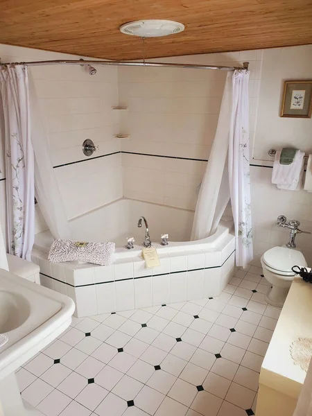 Hotels with jacuzzi in room in Bethlehem