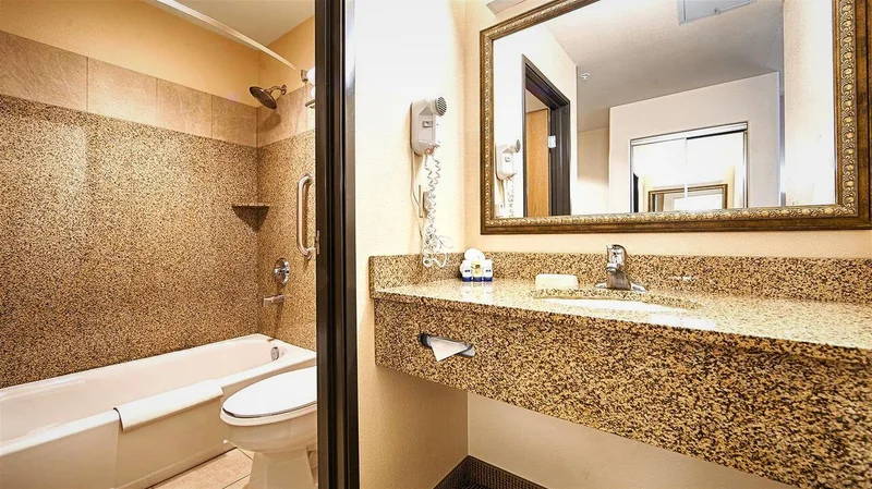 Hotels with jacuzzi in room in Bloomfield