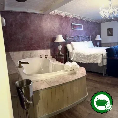 Hotels with jacuzzi in room in Brewer