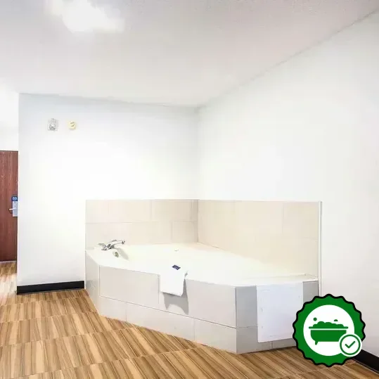 Hotels with jacuzzi in room in Brunswick