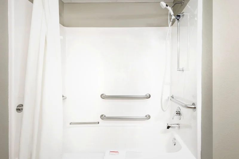Hotels with jacuzzi in room in Chanute