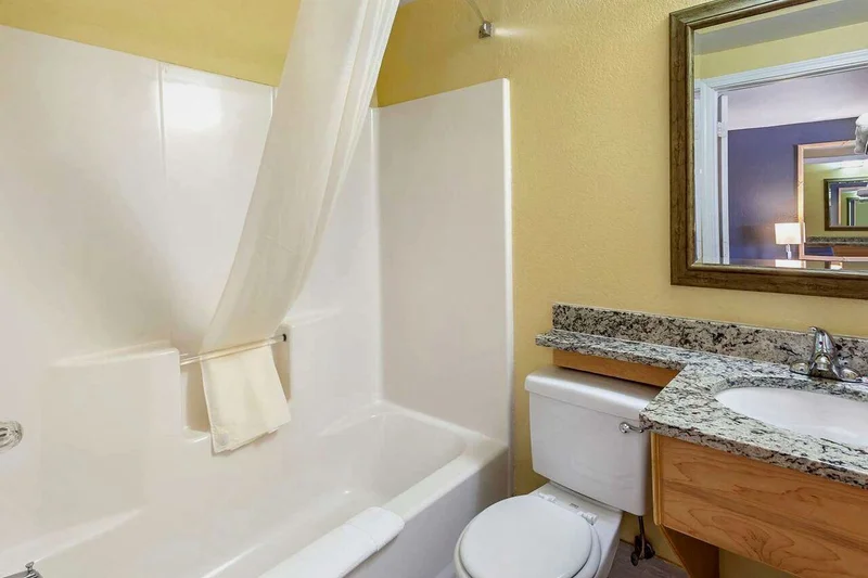 Hotels with jacuzzi in room in Clovis