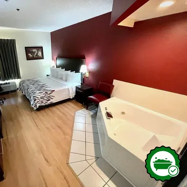 Hotels with jacuzzi in room in Clyde