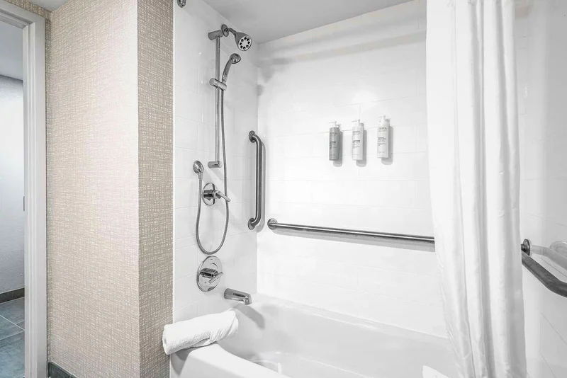 Hotels with jacuzzi in room in Columbus