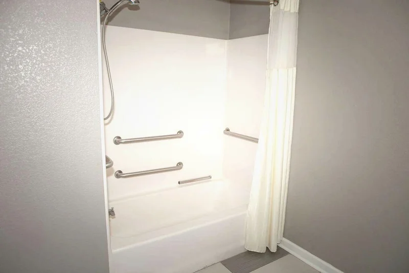 Hotels with jacuzzi in room in Commerce