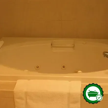 Hotels with jacuzzi in room in Danbury