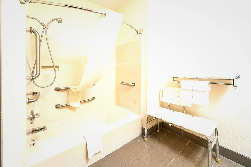 Hotels with jacuzzi in room in Danville