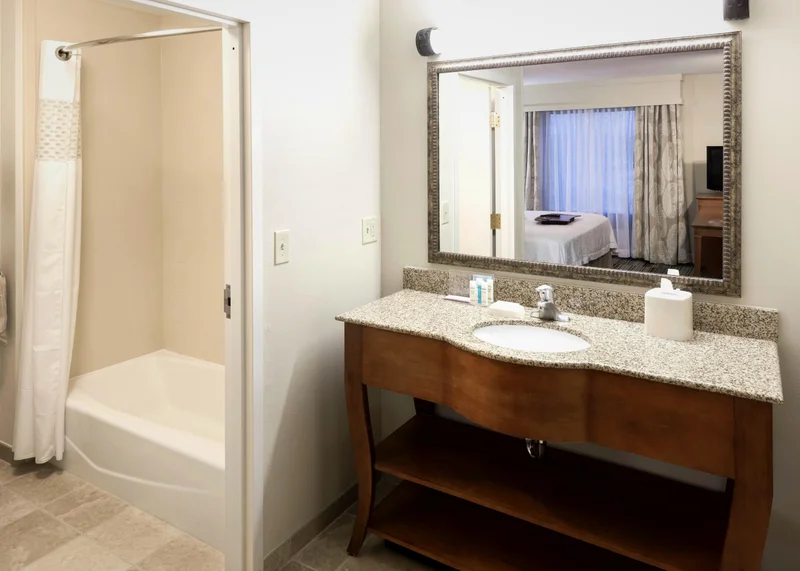 Hotels with jacuzzi in room in Davenport
