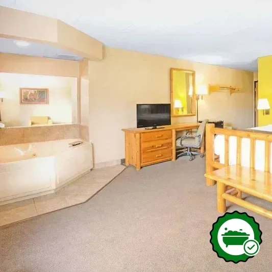 In-room jacuzzi at Super 8 by Wyndham Davenport in Davenport