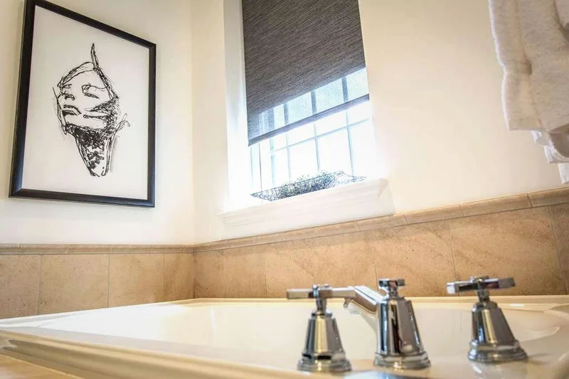 Hotels with jacuzzi in room in Delafield