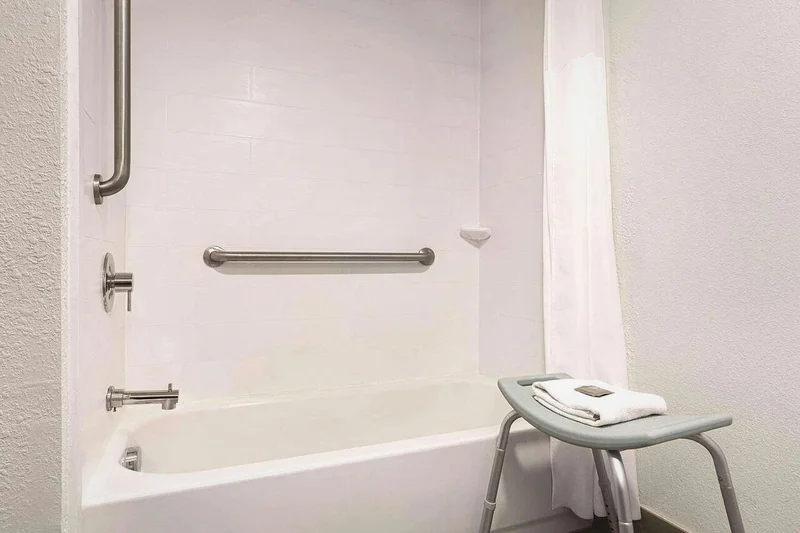 Hotels with jacuzzi in room in Dunn