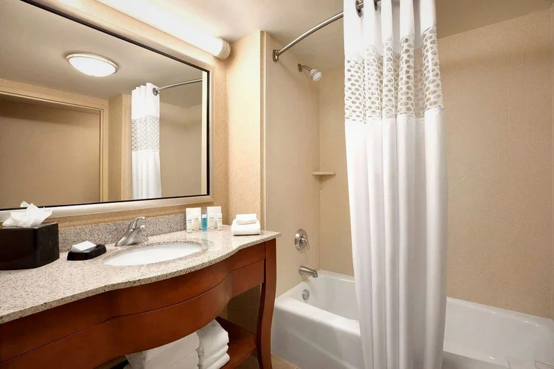 Hotels with jacuzzi in room in East Hartford