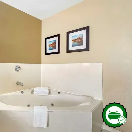 Hotels with jacuzzi in room in East Moline