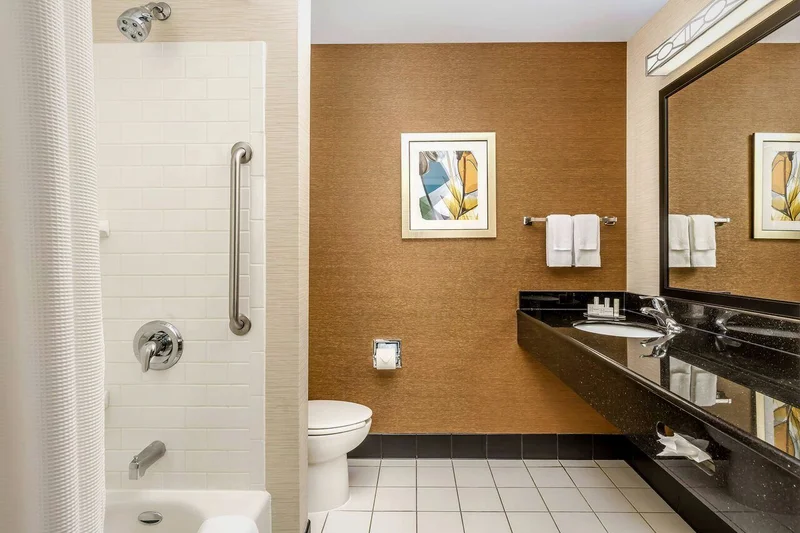 Hotels with jacuzzi in room in East Peoria