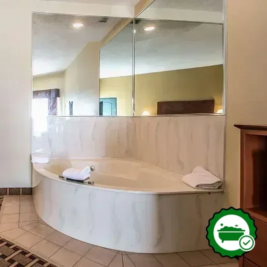 Hotels with jacuzzi in room in East Troy