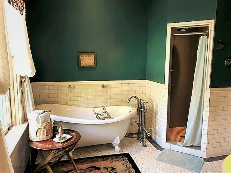 Hotels with jacuzzi in room in Easton