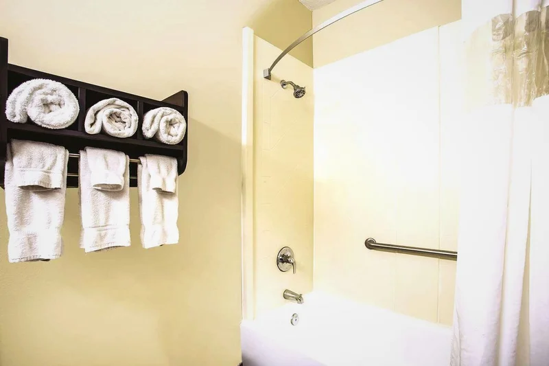Hotels with jacuzzi in room in Evansville