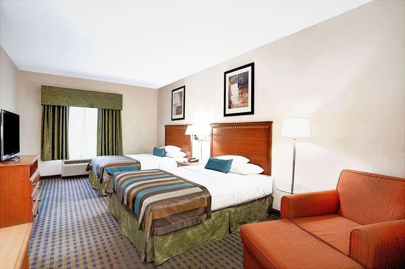 Hotels with jacuzzi in room in Fairburn