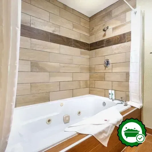 Hotels with jacuzzi in room in Federal Way