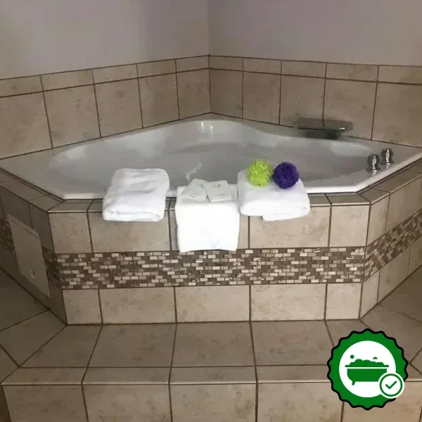 Hotels with jacuzzi in room in Fergus Falls