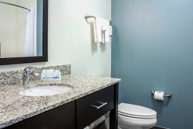 Hotels with jacuzzi in room in Fort Dodge