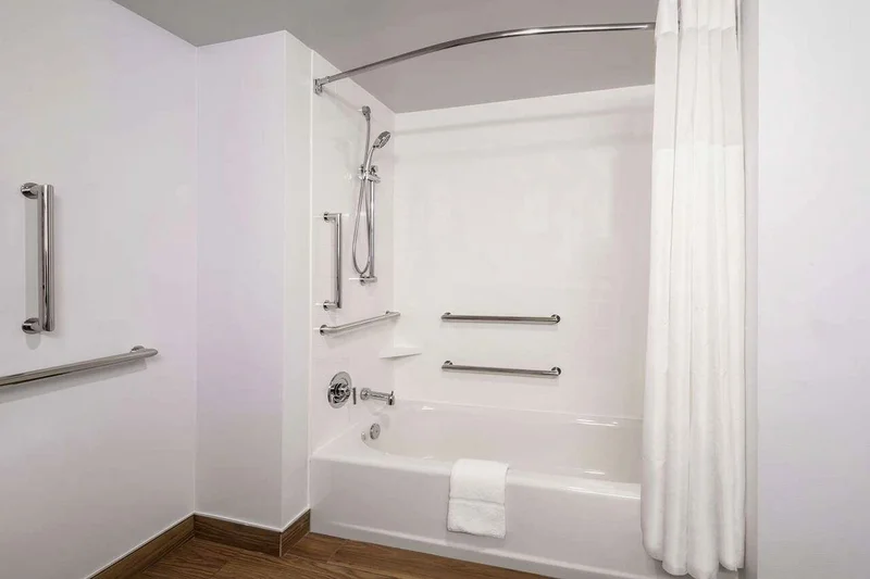 Hotels with jacuzzi in room in Fort Wayne