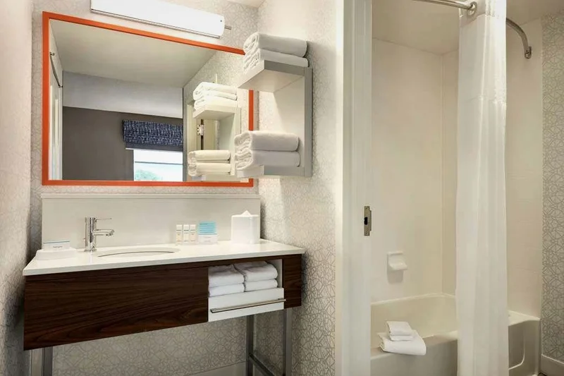 Hotels with jacuzzi in room in Frederick