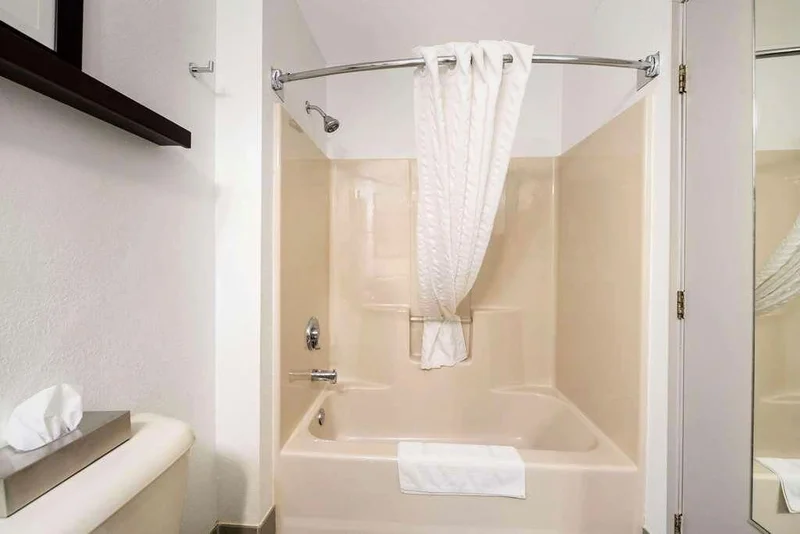 Hotels with jacuzzi in room in Freeport