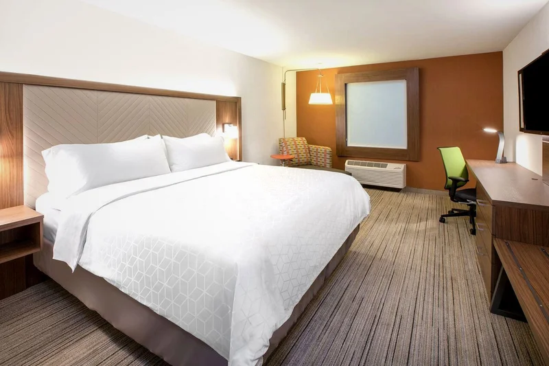 Hotels with jacuzzi in room in Fulton