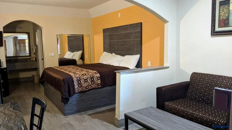 Hotels with jacuzzi in room in Galena Park